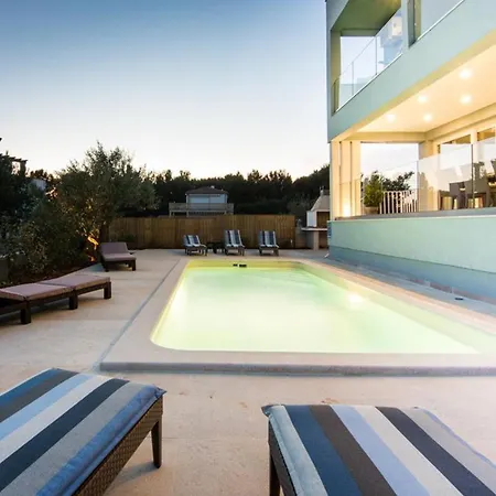 With Pool And Mesmerizing Sea View Villa *