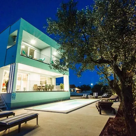 With Pool And Mesmerizing Sea View Villa *