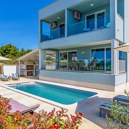Villa With Pool And Mesmerizing Sea View