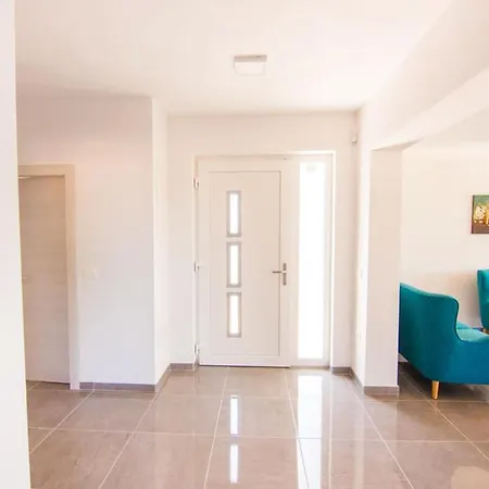 Villa With Pool And Mesmerizing Sea View Fazana